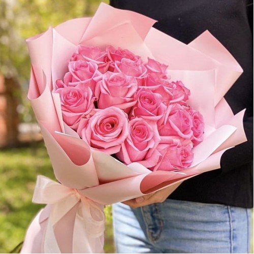 Купить на заказ Букет из 19 розовых роз с доставкой в Туркестане