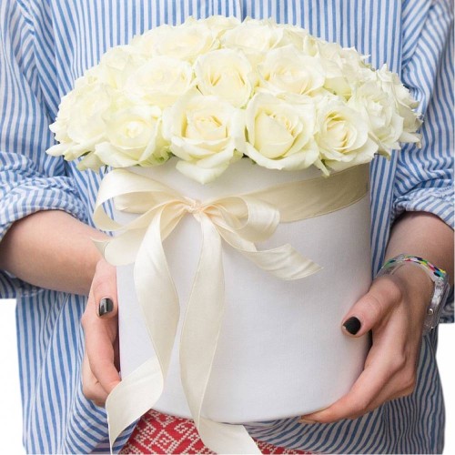 Купить на заказ 25 белых роз в коробке с доставкой в Туркестане